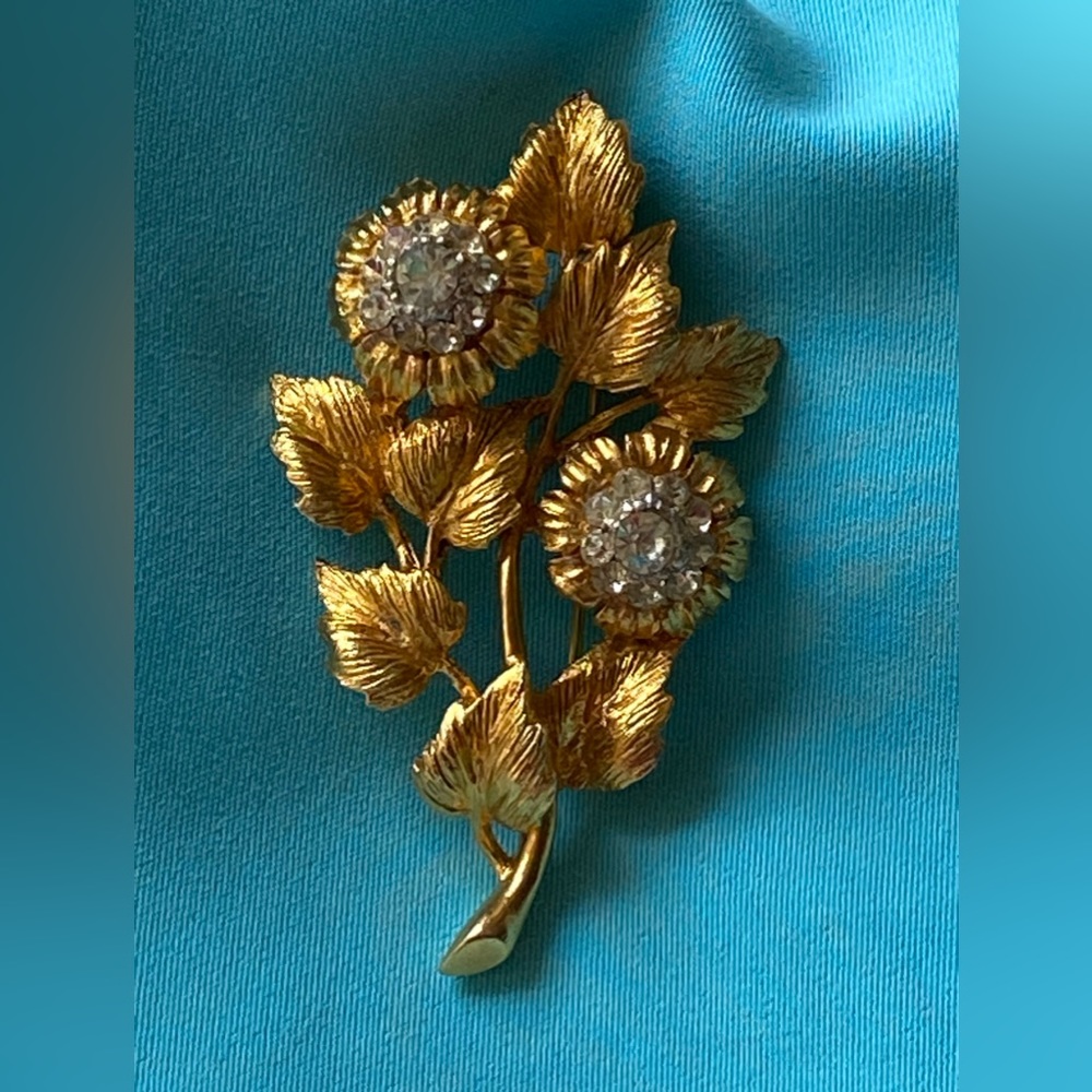 Beautiful Mid-Century Gold Tone/Crystal Floral Brooch